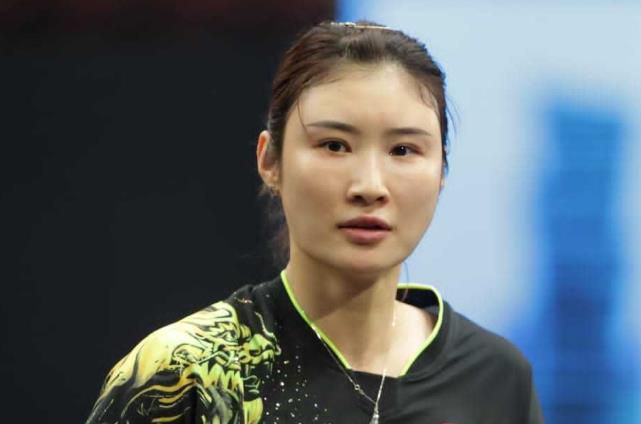 你不就是那个上门女婿、出了名的废物吊丝叶辰吗？叶辰见他不敢言语，笑道：你一定以为，我不过就是个臭吊丝，对不对？高俊伟不敢搭腔。